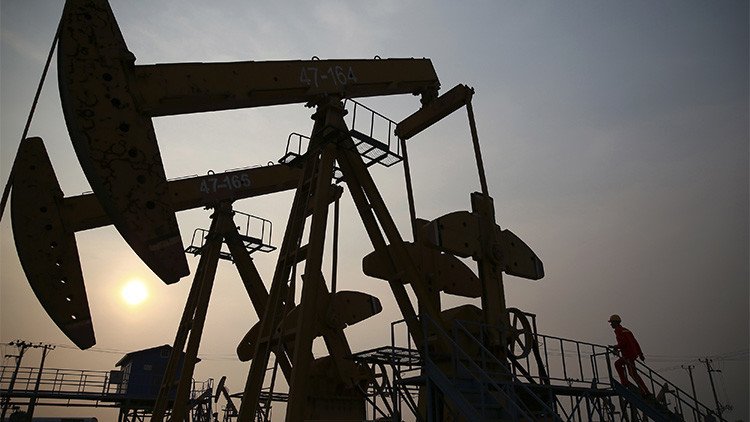 "EE.UU. y Arabia Saudita bajan el precio de crudo para presionar a Rusia"