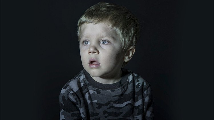 Efectos de 'la caja tonta': Impactantes retratos fotográficos tomados a niños mientras ven la tele
