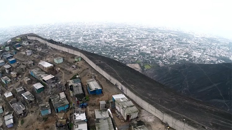 Perú: El 'muro de la vergüenza' entre el lujo y la miseria, a ojo de dron (video)