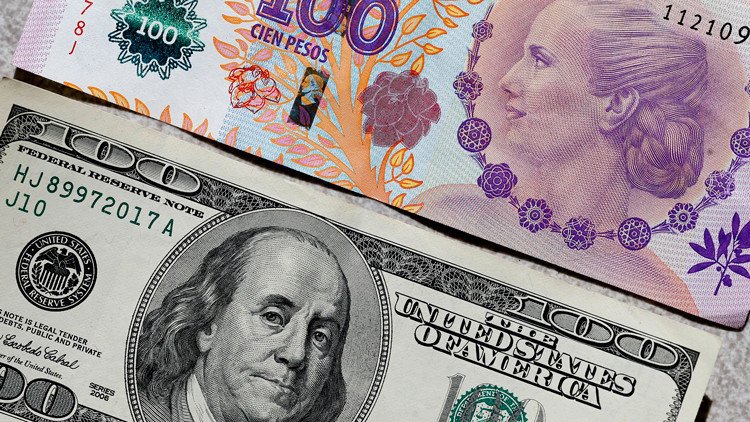 Argentina: El dólar se cotiza a 15 pesos en el primer día sin 'cepo' cambiario