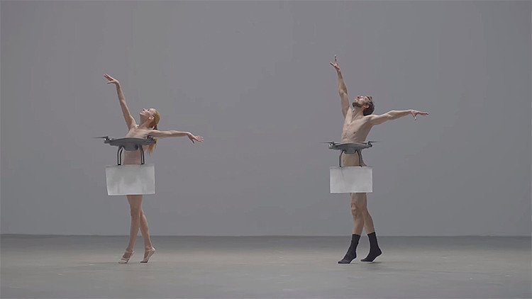 Bailarines desnudos danzan 'El lago de los cisnes' con drones que tapan sus partes íntimas 