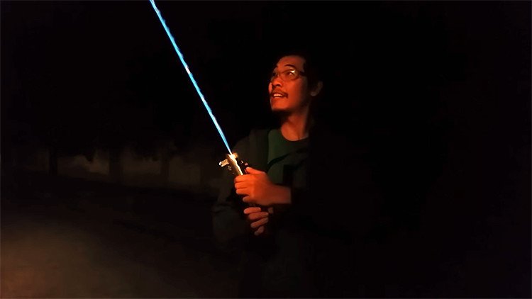 Crea una espada de luz y 'mata' al personaje más odiado de Star Wars