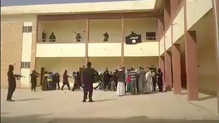Yazidíes publican desgarrador video en el que terroristas del EI capturan esclavas sexuales