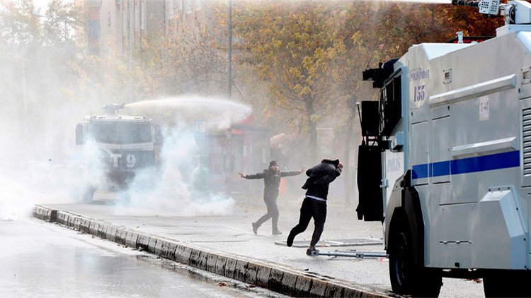 La policía turca usa cañones de agua contra manifestantes prokurdos 