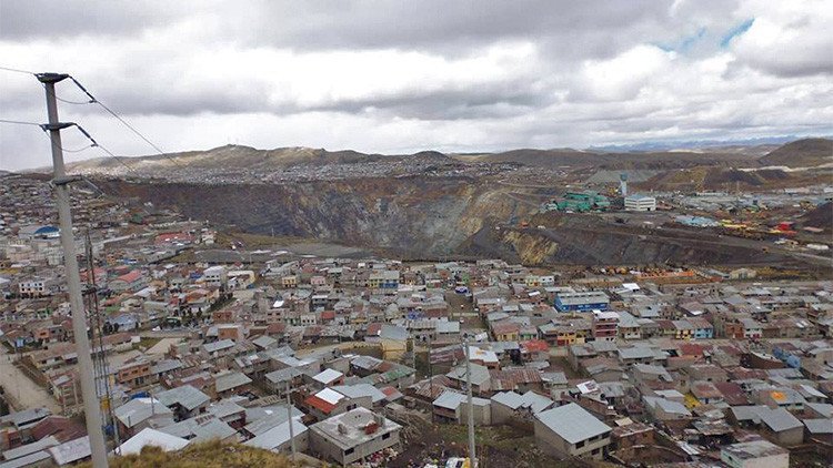 La enorme mina a cielo abierto que 'devora' a una importante ciudad de Perú