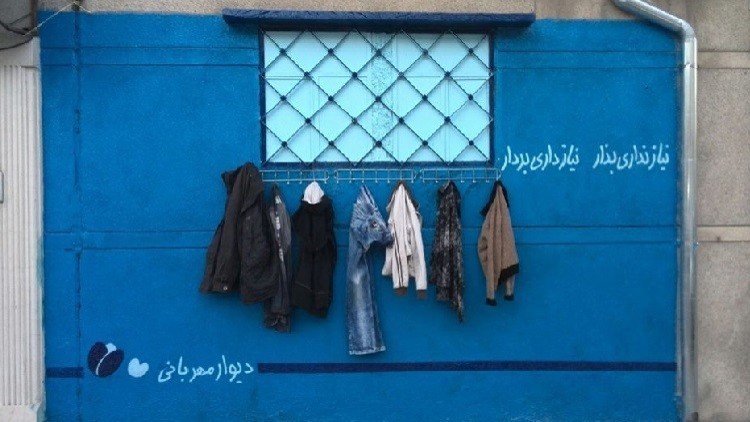'Paredes de piedad': Con ganchos en las calles, los iraníes ofrecen ropa a los más necesitados