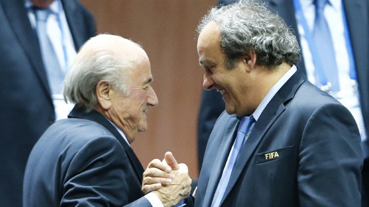 Joseph Blatter y Michel Platini, apartados del fútbol durante ocho años