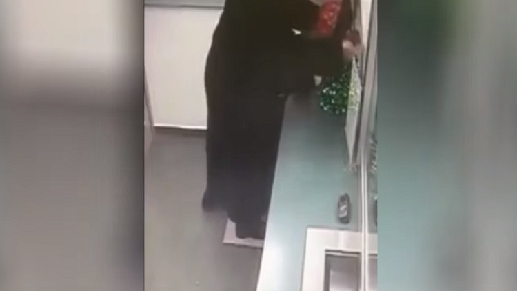 A sangre fría: una anciana rusa comete un peculiar robo en un banco