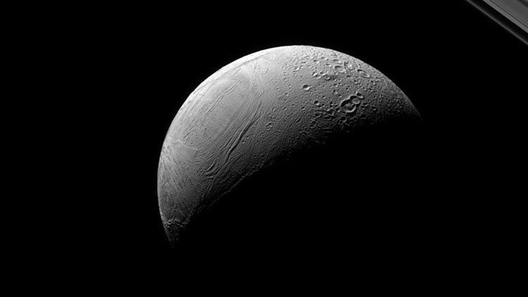 La NASA muestra el dramático contraste de una luna de Saturno