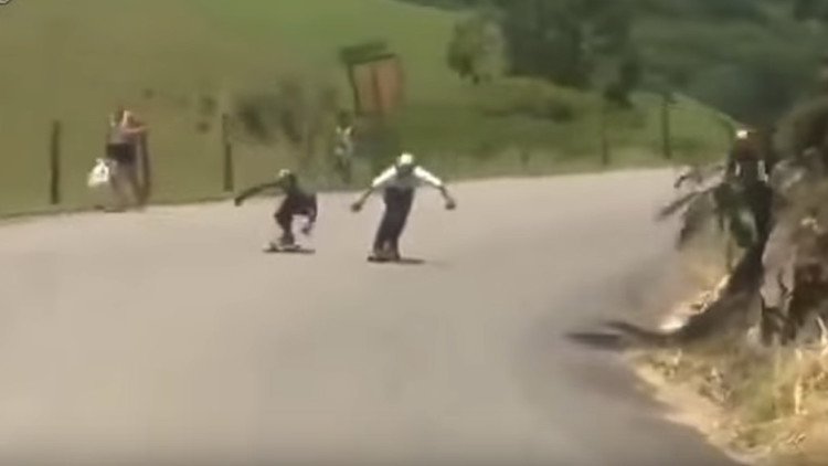 Impactante accidente: Un 'skater' muere atropellado mientras descendía por una colina
