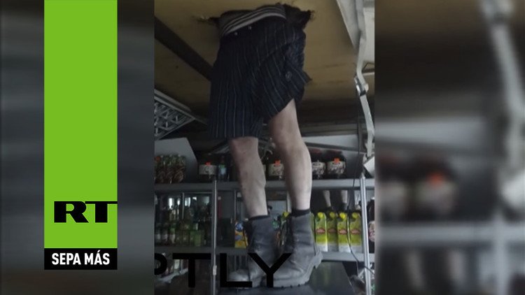 'El Chómpiras ruso': Un ladrón se queda atorado en el techo de una tienda 