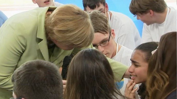 La niña refugiada a la que Merkel hizo llorar obtiene el permiso de residencia alemán (VIDEO)