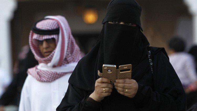 "Las niñas de mi escuela me llamaban 'puta'": ¿Cómo vive una mujer en Arabia Saudita?