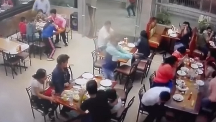 Fuertes imágenes: asesinan brutalmente a clientes de un restaurante en Perú