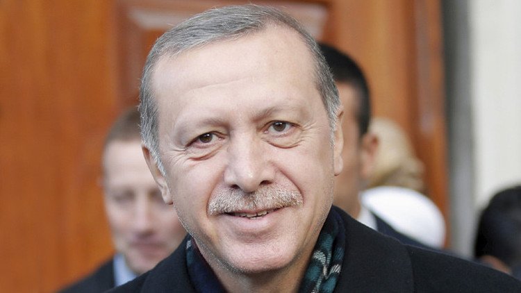 ¿El presidente salvavidas?: Erdogan disuade a un hombre que quería suicidarse (Video)