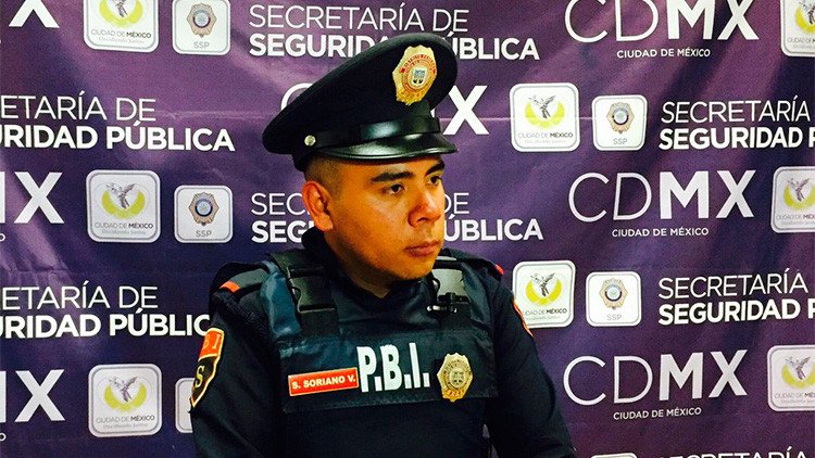 México: Un policía 'honrado' sorprende al devolver el dinero que halló en una tienda de lujo