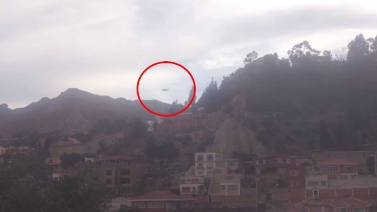 'Cazan' un ovni sobrevolando montañas en Bolivia