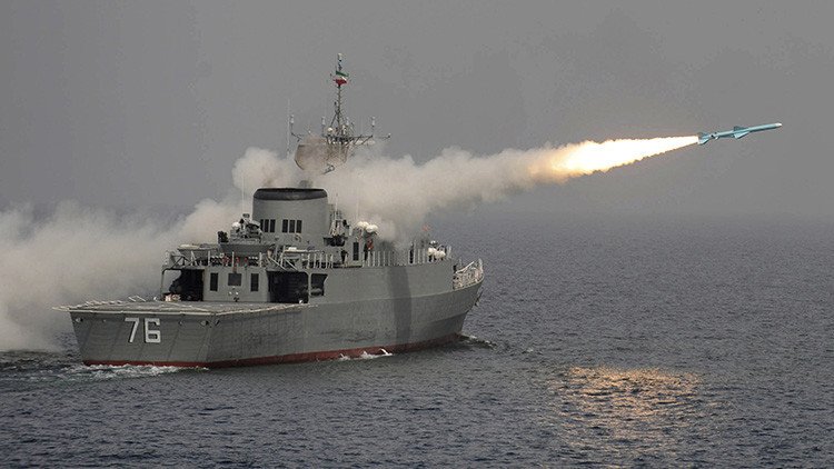 Irán lanza misiles cerca de un portaaviones de EE.UU.