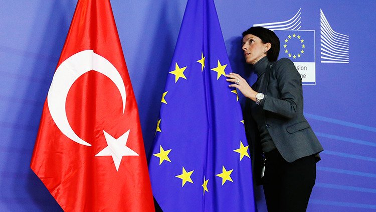 Comisario europeo: "Es poco probable que Turquía entre en la UE en los próximos diez años"