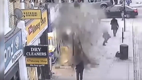 Un tejado se desprende en una concurrida calle de Londres