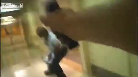 FUERTES IMÁGENES: Un detenido intentó quitarle el arma a un policía y fue detenido a balazos
