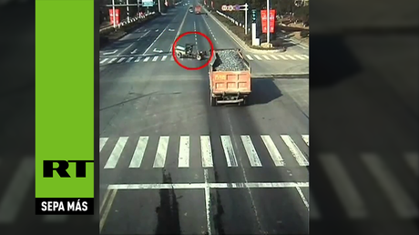 ¿Tractorista suicida?: Un camión embiste y hace añicos a un tractor 