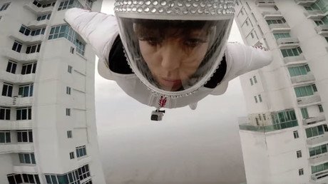 A vista de mujer-pájaro: Una modelo italiana vuela entre dos edificios en Panamá