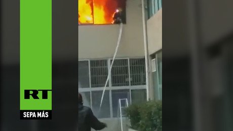 Arriesgado trabajo: Un bombero se salva en el último momento