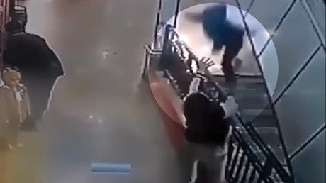 Superhéroe de la vida real salva a un niño al vuelo