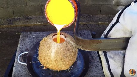 ¿Qué ocurre si viertes cobre fundido dentro de un coco?