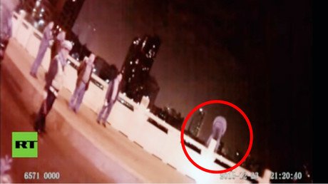 Un policía evita que un suicida ebrio salte de un puente