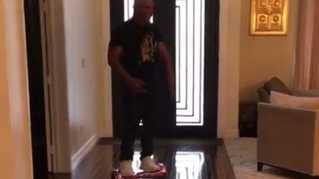 La tremenda caída de Mike Tyson en una patineta motorizada
