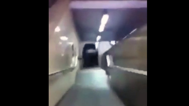 Jóvenes ebrios empujan un auto por las escaleras mecánicas del metro