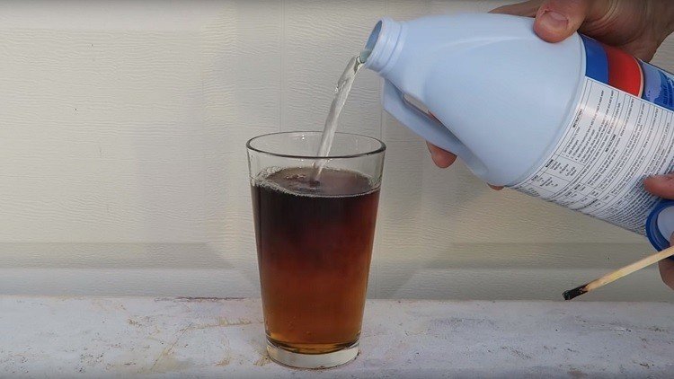 ¿Qué ocurre si se mezcla lejía y Coca-Cola? 