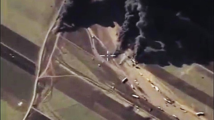 Cazas rusos bombardean camiones del EI y los terroristas graban el ataque desde un dron (Video)