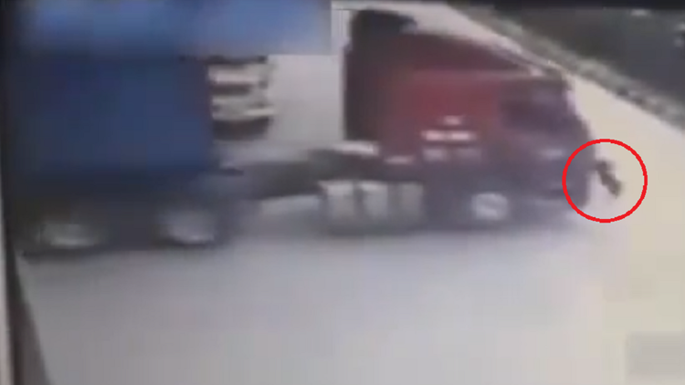 El hombre que 'se creyó Gokú' intenta detener con sus manos un camión descontrolado 