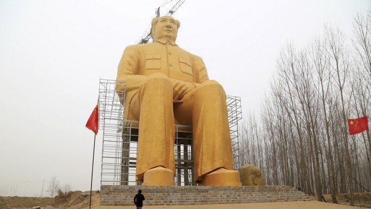 Demuelen la gigantesca estatua dorada de Mao en China