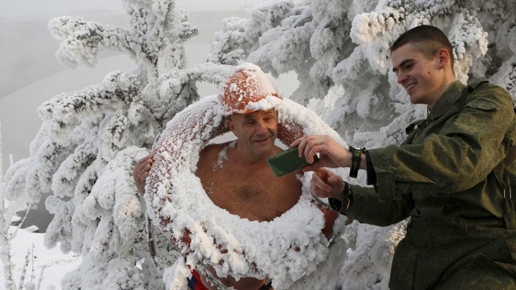 Playa al estilo ruso: las 'morsas' siberianas se bañan a 30 bajo cero