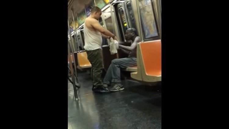 El noble acto de un pasajero del metro de Nueva York hacia un sinhogar le conmoverá