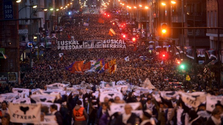 Miles de personas marchan por el acercamiento de los presos separatistas vascos (Fotos, Videos)