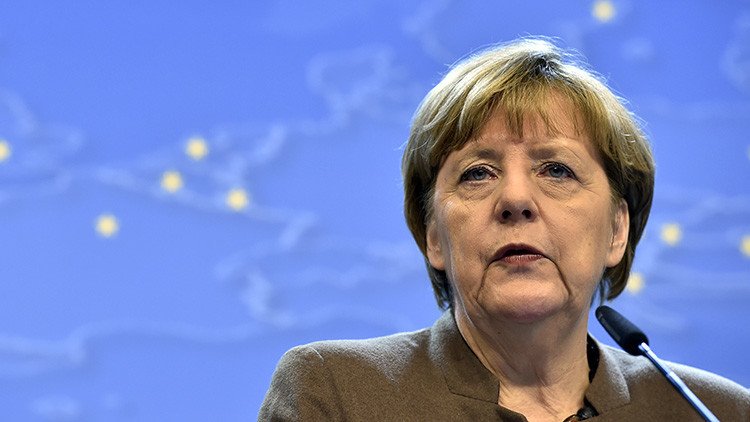 Merkel admite que la crisis de refugiados está "fuera de control" y Europa es "vulnerable"