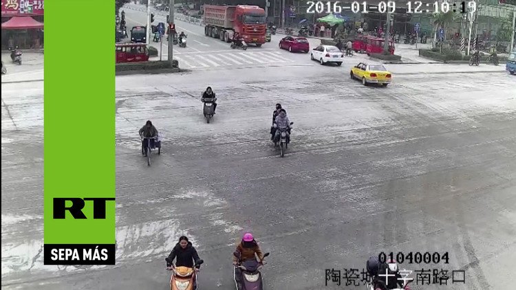 Tres mujeres en moto se salvan de morir arrolladas por un camión