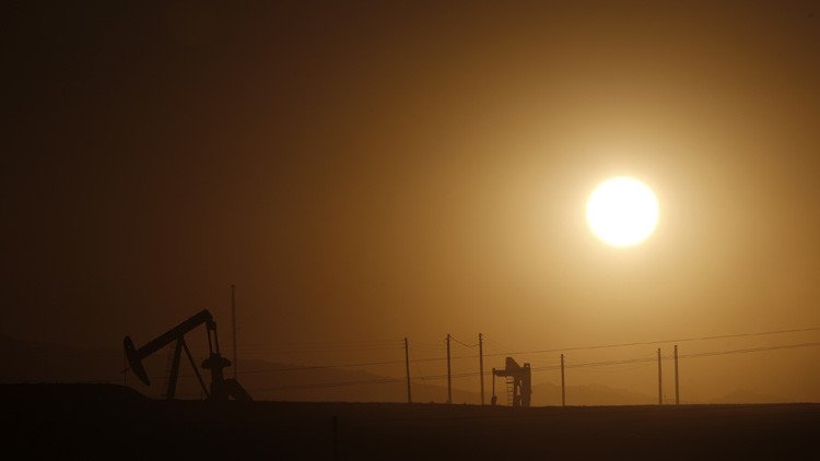 El precio del crudo Brent cae por debajo de los 30 dólares por barril por primera vez en doce años