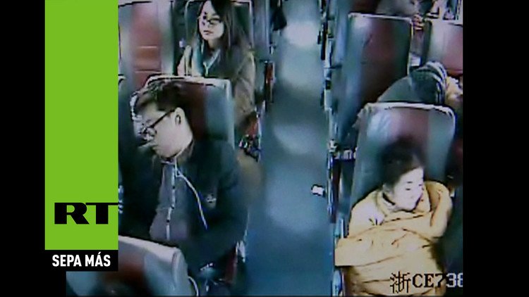 Las cámaras de seguridad internas de un autobús graban el momento de un accidente