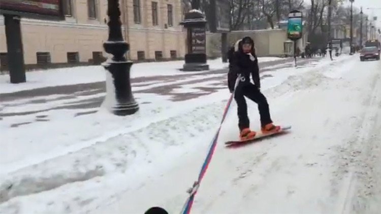 Snowboard 'de carretera' por el centro de San Petersburgo
