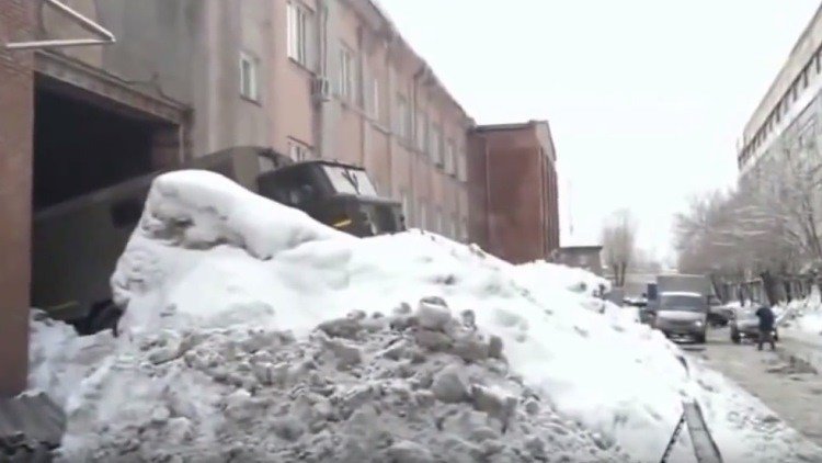 Salida triunfal de un todoterreno ruso atrapado por la nieve