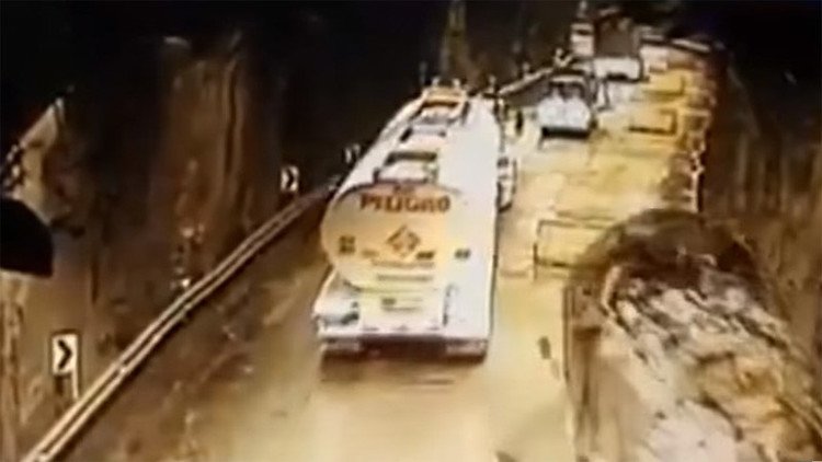 Un camión se queda sin frenos dentro de un túnel