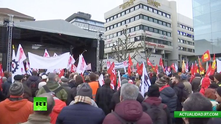 Miles de personas salen a la calles de Stuttgart para protestar contra el racismo