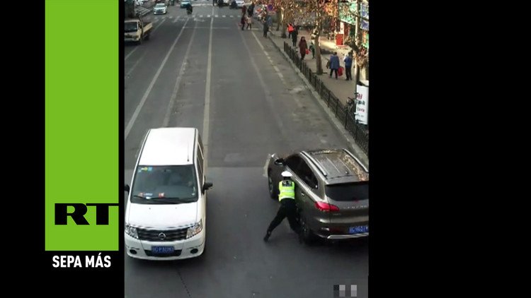Un conductor ebrio quiso huir de la Policía y se llevó a un agente enganchado en su auto