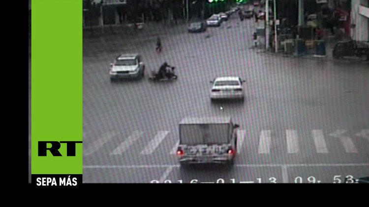 Un motociclista atropellado queda atrapado debajo de otro auto